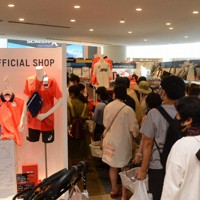公式グッズを買い求めて列をつくる来場者＝東京都港区で2021年7月31日午後1時34分、尾形有菜撮影