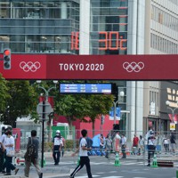 競歩の発着点となる大通公園。レース2日前のスタート時刻にあたる午後4時半時点で街頭の温度計は30度を示していた＝札幌市で2021年8月3日午後4時半、黒川優撮影