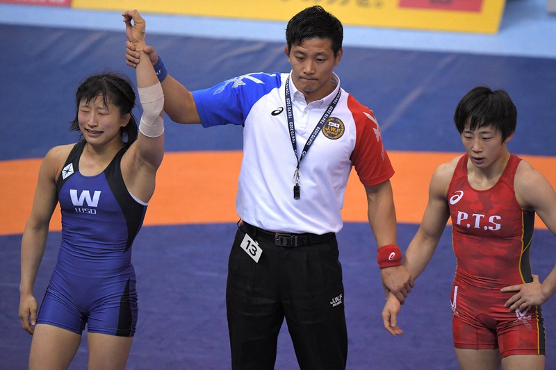 2019年のレスリング全日本選手権女子50キロ級決勝で入江ゆき選手(右)を破って優勝を決め、涙ぐむ須崎優衣選手(左)=東京・駒沢体育館で、徳野仁子撮影