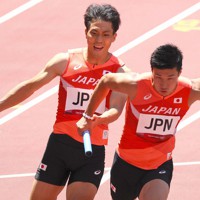 男子400メートルリレー予選、第2走者の山県亮太（左）からバトンを受ける第3走者の桐生祥秀＝国立競技場で2021年8月5日、宮武祐希撮影