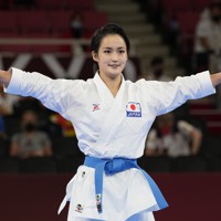 東京オリンピックの空手女子形で決勝に進んだ清水希容＝東京都千代田区の日本武道館で2021年8月5日、AP