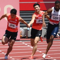 男子400メートルリレー予選、第3走者の桐生祥秀（中央）からバトンを受けるアンカーの小池祐貴（左）＝国立競技場で2021年8月5日、久保玲撮影