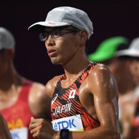 世界陸上の男子20キロ競歩でコースを周回する山西利和選手＝カタール・ドーハで2019年10月4日、久保玲撮影