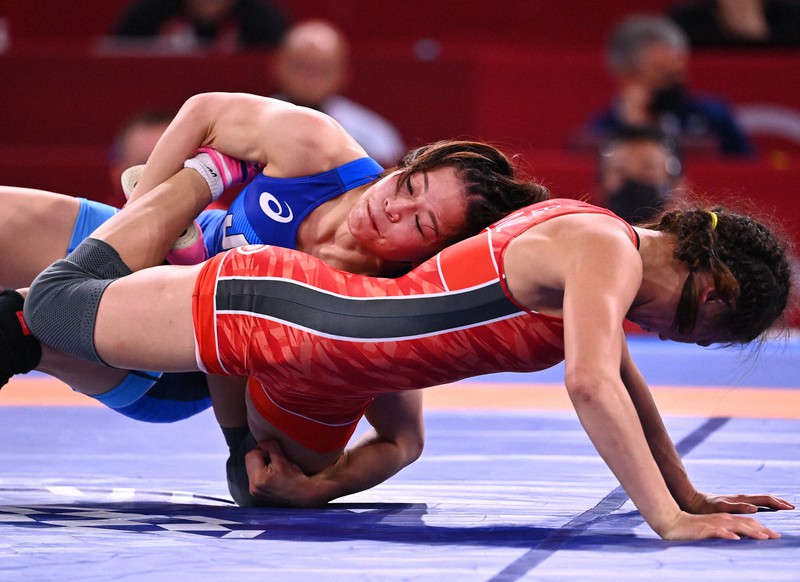 レスリング女子53キロ級準決勝、モンゴルのB・ボロルトゥヤ(下)を攻める向田真優=幕張メッセAホールで2021年8月5日、徳野仁子撮影