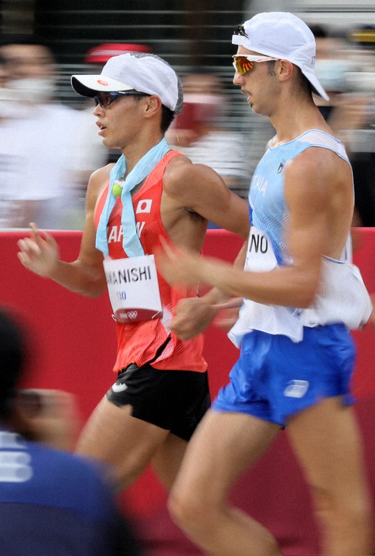 男子20キロ競歩、優勝したイタリアのマッシモ・スタノ(右)と競り合う山西利和=札幌市の大通公園で2021年8月5日、貝塚太一撮影