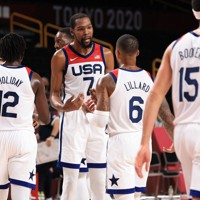 第3クオーター、仲間を鼓舞する米国のケビン・デュラント（左から2人目）＝さいたまスーパーアリーナで2021年8月5日、梅村直承撮影