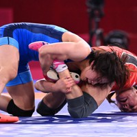 レスリング女子53キロ級準決勝、モンゴルのB・ボロルトゥヤ（奥）からポイントを奪う向田真優＝幕張メッセAホールで2021年8月5日、徳野仁子撮影