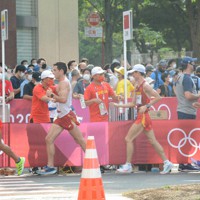観戦自粛が呼び掛けられたが、観客で密集する競歩のコース沿道＝札幌市中央区で2021年8月5日午後4時57分、岸川弘明撮影
