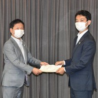 熊谷知事（右）に要望書を手渡す河合選手団長＝千葉県庁で2021年8月5日、柴田智弘撮影