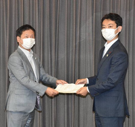 熊谷知事(右)に要望書を手渡す河合選手団長=千葉県庁で2021年8月5日、柴田智弘撮影