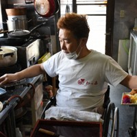料理を盛り付ける金子淳一郎さん＝千葉県柏市西原の和食居酒屋「わっ嘉」で2021年6月17日、秋丸生帆撮影
