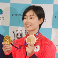 右手に金メダル、左手に浜松市から贈られた天竜材製「木メダル」を持つ渥美万奈選手＝市役所で2021年8月5日、福沢光一撮影