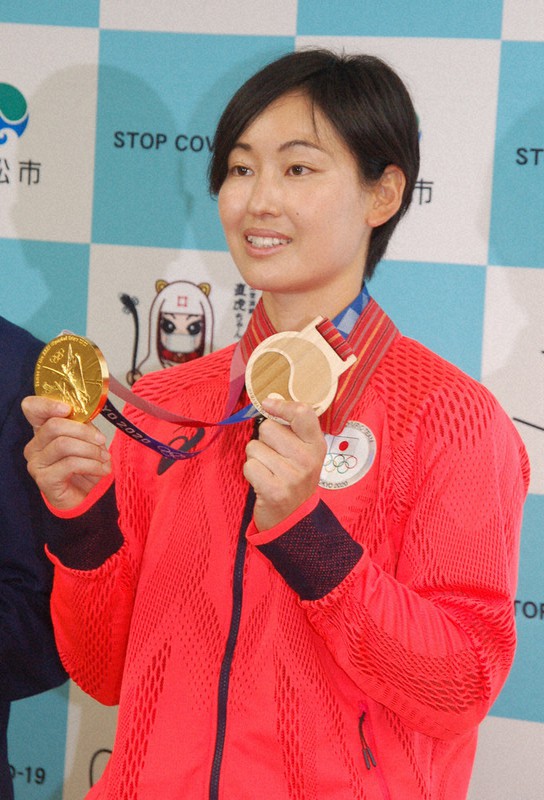 右手に金メダル、左手に浜松市から贈られた天竜材製「木メダル」を持つ渥美万奈選手=市役所で2021年8月5日、福沢光一撮影
