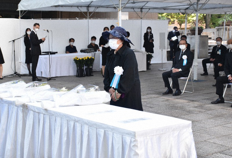 慰霊碑に献花する遺族代表の今谷敏江さん=広島市中区の市役所慰霊碑前で、松室花実撮影