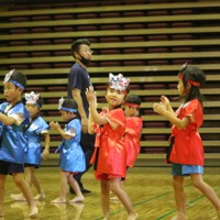 東京五輪音頭を踊る大川中央保育園の園児