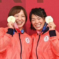 姉妹で金メダルを獲得し並んで笑顔を見せる川井梨紗子（右）と川井友香子＝幕張メッセAホールで2021年8月5日、徳野仁子撮影