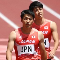 男子400メートルリレー予選でスタート位置に向かう山県亮太選手（手前）＝国立競技場で2021年8月5日、久保玲撮影