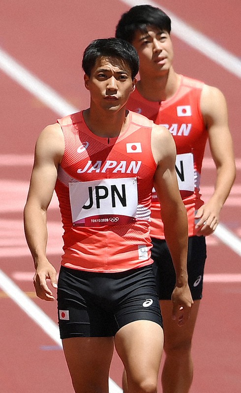 男子400メートルリレー予選でスタート位置に向かう山県亮太選手(手前)=国立競技場で2021年8月5日、久保玲撮影