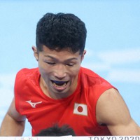 準決勝で相手選手を攻める田中亮明選手＝両国国技館で2021年8月5日、佐々木順一撮影
