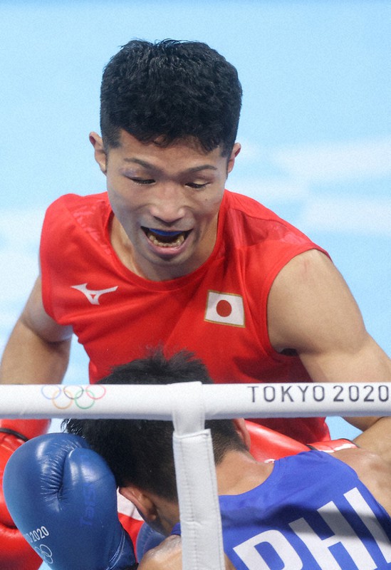 準決勝で相手選手を攻める田中亮明選手=両国国技館で2021年8月5日、佐々木順一撮影