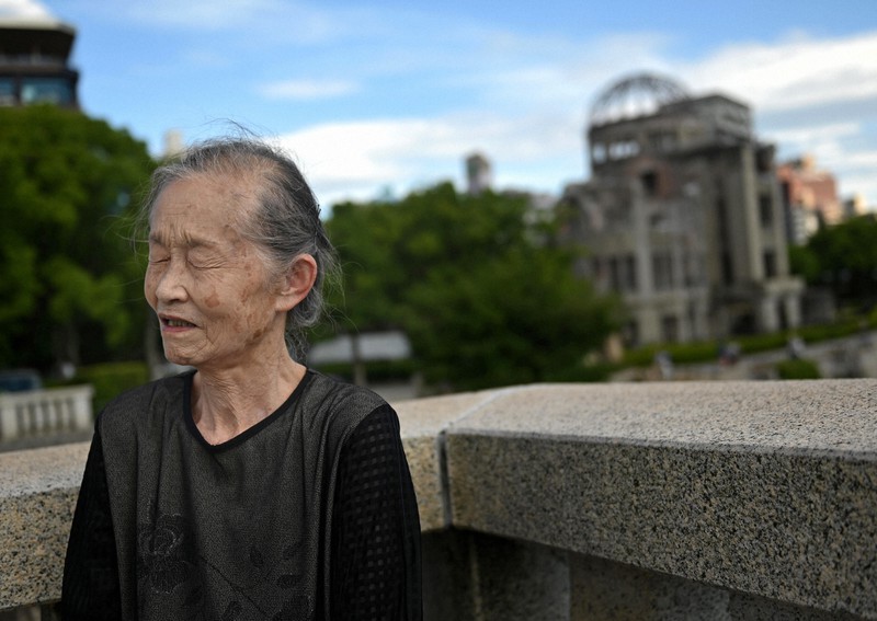 多くの遺体を見たという相生橋を訪れた岡本泰枝さん。「あの日この橋で見たことは思い出したくもない」と語った=広島市中区で2021年8月6日午後4時10分、山田尚弘撮影