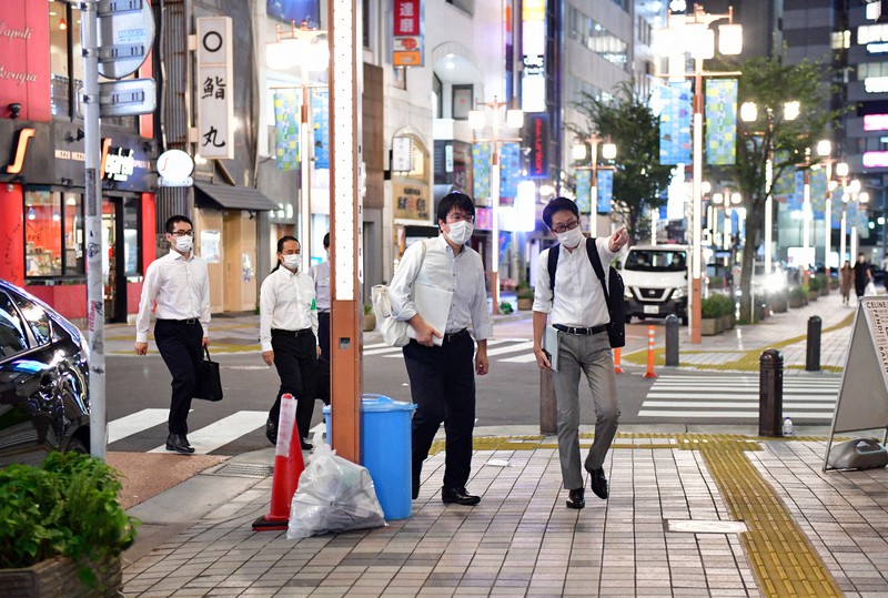時短営業や酒類提供停止の要請に応じるよう呼びかけるため、午後8時以降も営業する飲食店に出向く東京都の職員ら=東京都新宿区で2021年8月6日午後8時31分、北山夏帆撮影