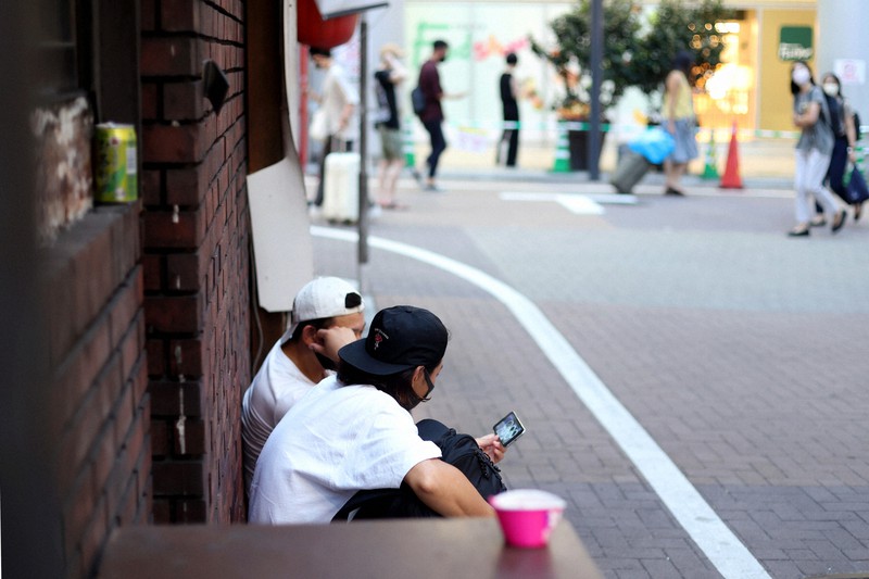 コロナ下の五輪 酒飲みながらスマホで観戦 サッカー男子3位決定戦で渋谷の街は 毎日新聞
