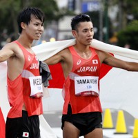 男子20キロ競歩、日の丸を広げる2位の池田向希（左）と3位の山西利和＝札幌市中央区で2021年8月5日、貝塚太一撮影