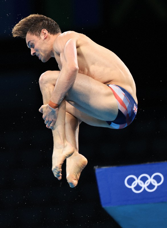 男子高飛び込み予選 トーマス・デーリー 演技間には編み物に熱中 [写真