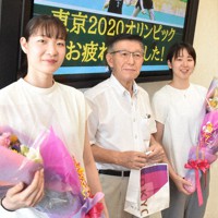 記念撮影する永原和可那選手、佐竹敬久知事、松本麻佑選手（右から）＝秋田県庁で2021年8月6日午後3時54分、高野裕士撮影