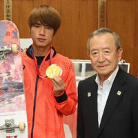 山崎孝明区長（右）を表敬訪問したスケートボード・男子ストリートの金メダリスト・堀米雄斗選手＝東京都江東区役所で（同区提供）