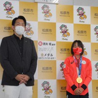 澤井宏文・大阪府松原市長（左）に金メダルを報告した西矢椛選手＝松原市役所で2021年8月6日午前11時39分、上野宏人撮影