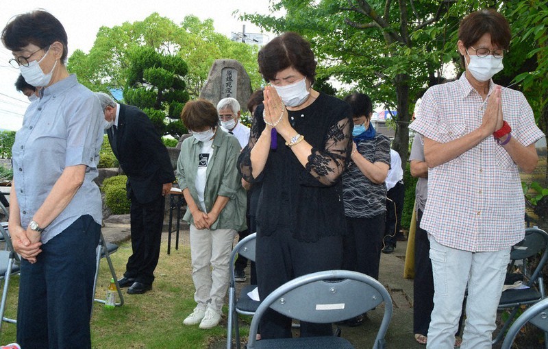 原爆死没者に祈りをささげる参列者=尾道市東尾道で2021年8月6日午前8時18分、渕脇直樹撮影