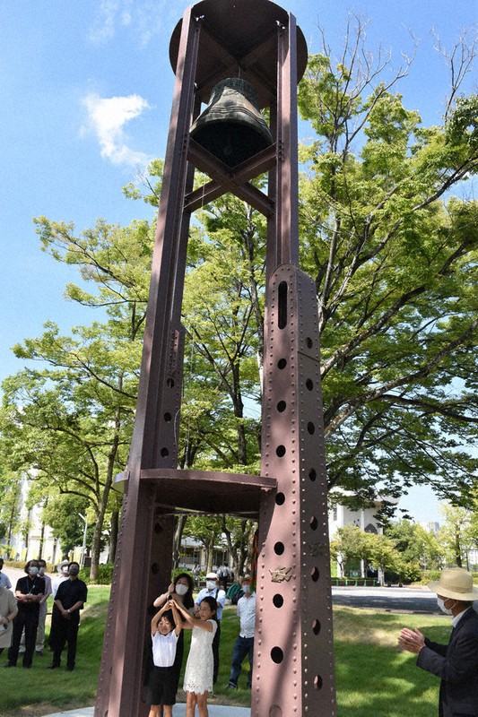 鳩飾りを修繕した2代目平和の鐘を鳴らす参加者=広島市中区の市中央公園で2021年8月6日午前9時55分、松室花実撮影