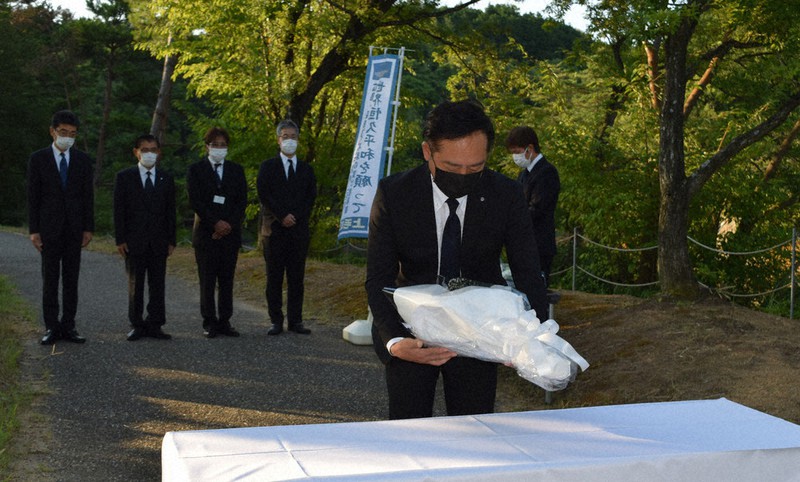 広島の丘で献花する坪根町長