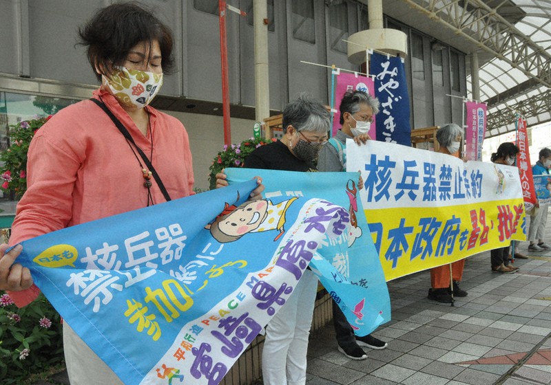 原爆投下の午前8時15分に合わせて黙とうする参加者