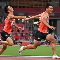男子400メートルリレー決勝、第1走者の多田（左）から第2走者の山県へのバトンパスが失敗＝宮間俊樹撮影