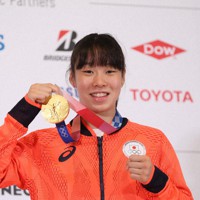 記者会見を終え、記念撮影に応じるボクシング女子フェザー級金メダルの入江聖奈選手＝東京都内の選手団会見場で2021年8月4日午前10時48分（代表撮影）