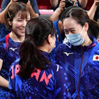 【日本－中国】女子団体決勝を終え、笑顔でねぎらい合う（左から）平野美宇、伊藤美誠、石川佳純＝東京体育館で2021年8月5日、大西岳彦撮影