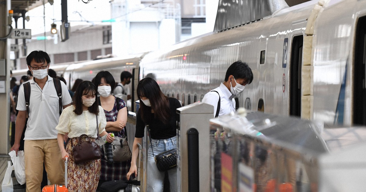 お盆帰省の東京駅 昨年より人出 感染者 減らないのでは 毎日新聞