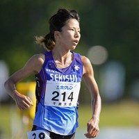 今年7月のホクレン中長距離チャレンジで力走する新谷仁美＝北海道千歳市の青葉陸上競技場で2021年7月17日午後3時58分（代表撮影）