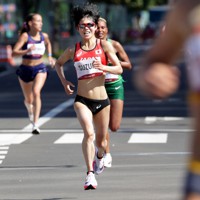 女子マラソンでフィニッシュする鈴木亜由子（中央）＝札幌市で2021年8月7日、貝塚太一撮影