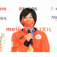レスリング女子53キロ級で金メダルを獲得してから一夜明けて記者会見する向田真優＝東京都内の選手団会見場で2021年8月7日（代表撮影）