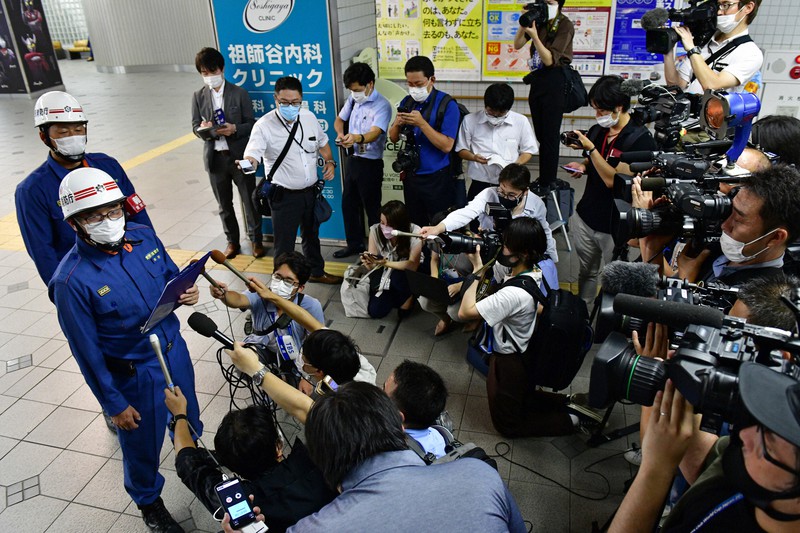 小田急線車内で乗客刺され複数人けが 男の身柄確保 写真特集1 11 毎日新聞