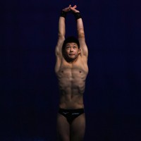 男子高飛び込み準決勝、5回目の演技を前に準備をする玉井陸斗＝東京アクアティクスセンターで2021年8月7日、梅村直承撮影