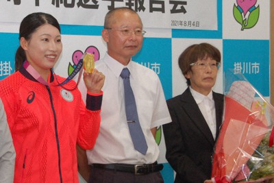 東京２０２０ １ 山崎選手 金 を報告 ソフト人口増えてくれたら 掛川出身 静岡 毎日新聞
