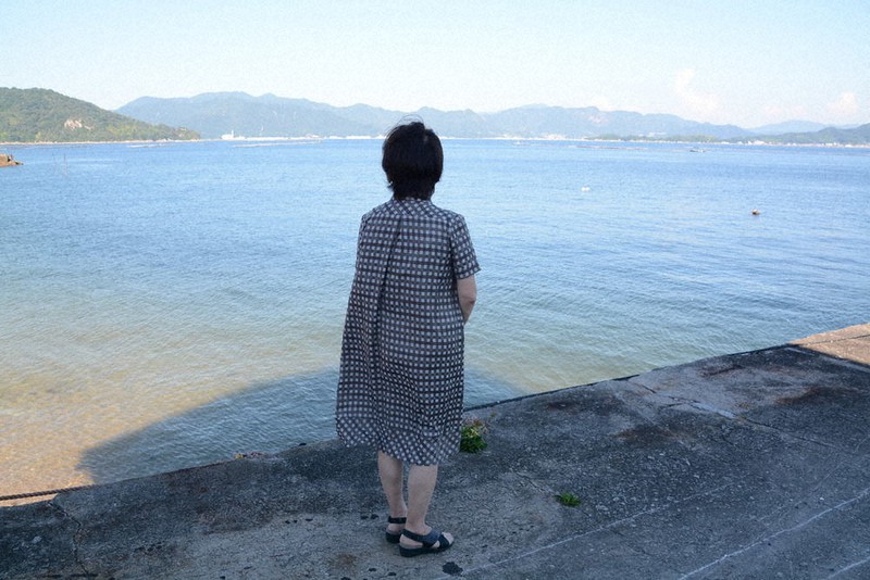 似島の桟橋に立つ黒木律子さん=広島市南区で2021年8月5日午後4時19分、池田一生撮影