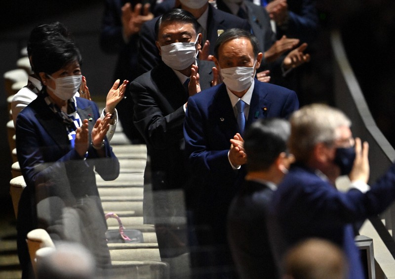 開会式に出席した菅義偉首相(右奥)=国立競技場で2021年7月23日、宮間俊樹撮影