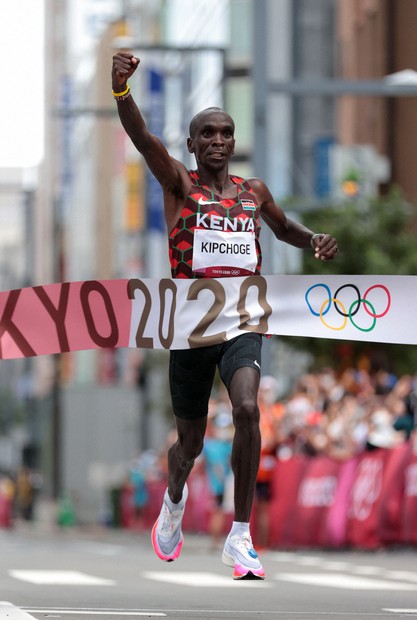 キプチョゲ、2大会連続の金メダル 男子マラソン、史上3人目