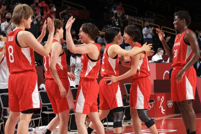 バスケ女子、「勝てない」歴史覆す銀 4年かけ世界に通じる戦術